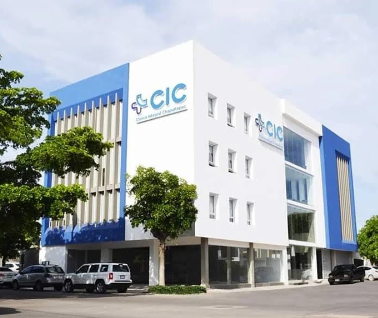 Fachada blanca y azul de Clínica Integral Chapultepec en Culiacán